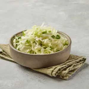 סלט כרוב לבן בבצל ירוק